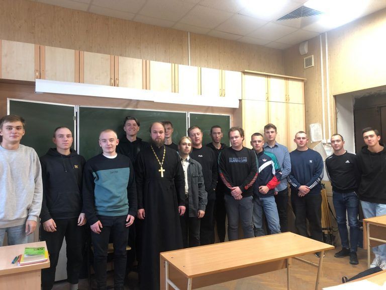 Священник побеседовал со студентами Вологодского строительного колледжа о христианском взгляде на брак и семью