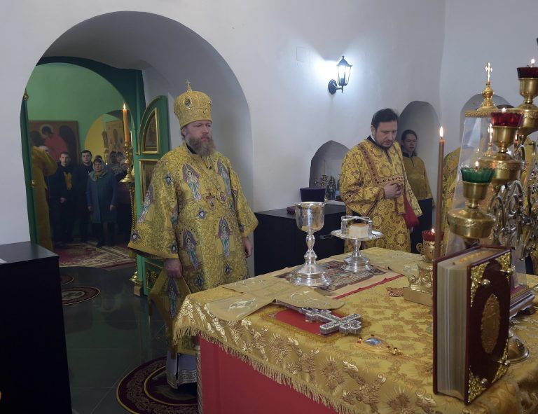 В Неделю 24-ю по Пятидесятнице в Троицком храме села Кубенское состоялась Божественная литургия архиерейским чином