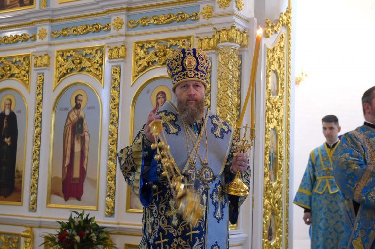 Торжества в Вологодской епархии по случаю праздника Казанской иконы Божией Матери и Дня народного единства прошли по традиции в воссозданном Казанском храме в Шексне