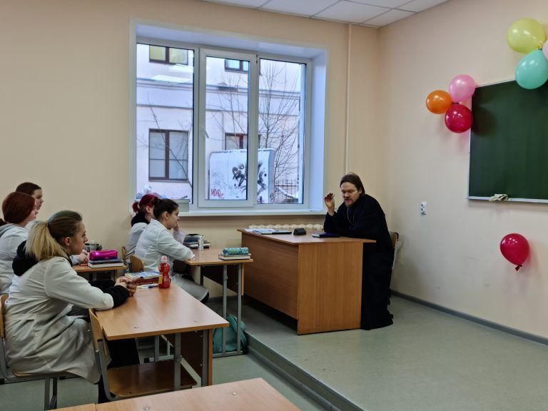 Священник побеседовал со студентами Вологодского медицинского колледжа о выборе профессии