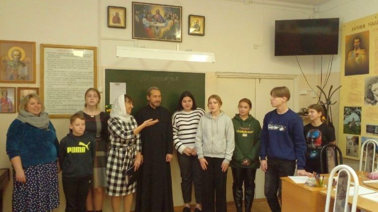 На приходе храма Рождества Христова города Череповца состоялось первое заседание молодежного клуба