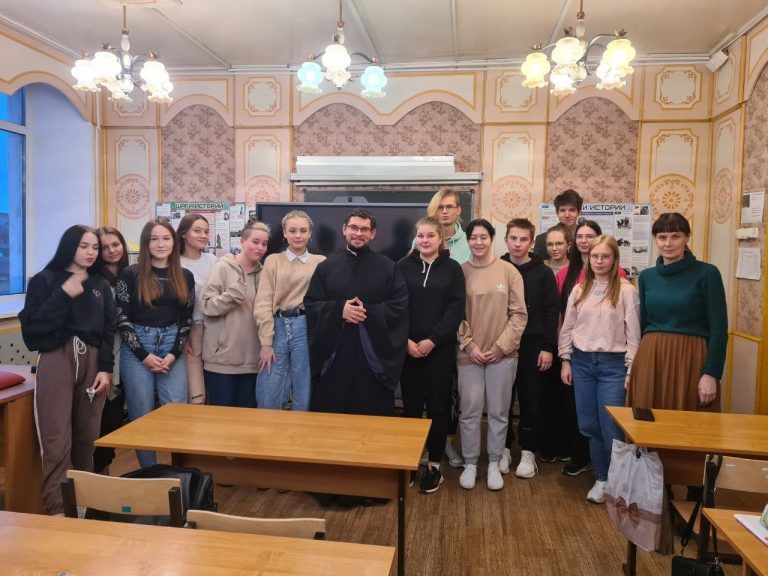 В Вологодском колледже технологии и дизайна священнослужитель побеседовал со студентами о традиционном подходе к созданию семьи