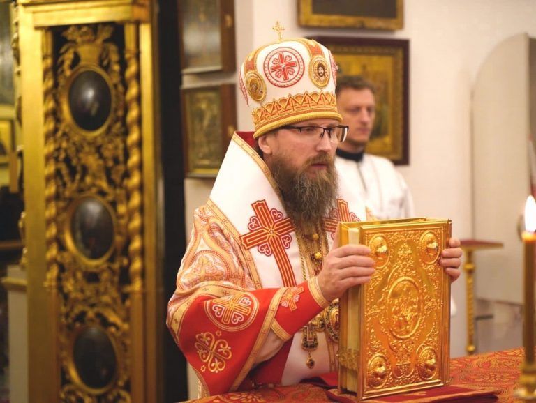В праздник Собора Архистратига Михаила и прочих Небесных Сил бесплотных прихожане Воскресенского собора Череповца молились вместе с архипастырем