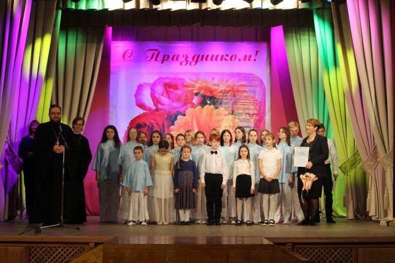 Воспитанники вокально-хорового ансамбля «Истоки» приняли участие в праздничном концерте ко Дню матери