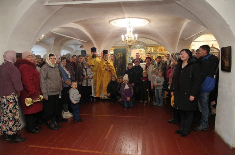 Отреставрированная икона Архангела Михаила вернулась в родной храм села Устье