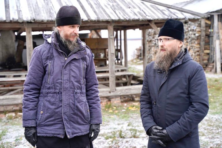 Епископ Игнатий вместе с паломниками посетил Спасо-Каменный монастырь