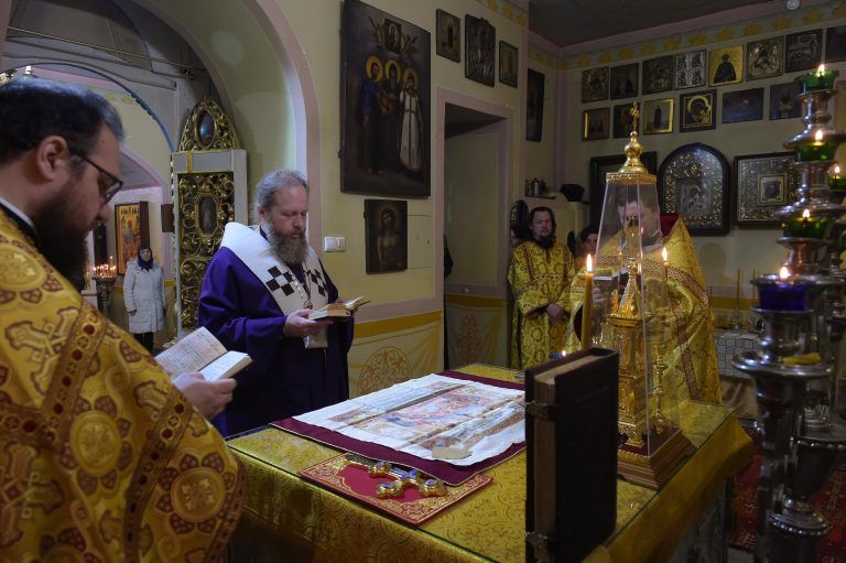 В праздник святых праотец и день памяти святителя Спиридона Тримифунтского прихожане Богородице-Рождественского собора Вологды молились вместе с архипастырем