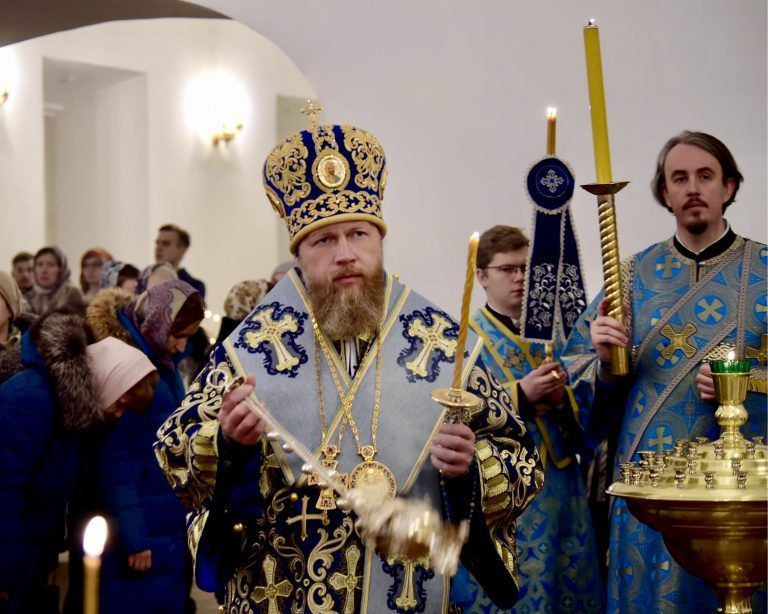 В канун праздника Введения во храм Пресвятой Богородицы владыка Савва совершил всенощное бдение в Воскресенском кафедральном соборе Вологды