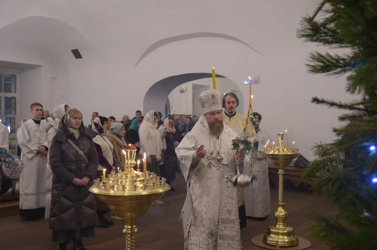 В канун праздника Рождества Христова в Воскресенском кафедральном соборе города Вологды состоялось архиерейское богослужение