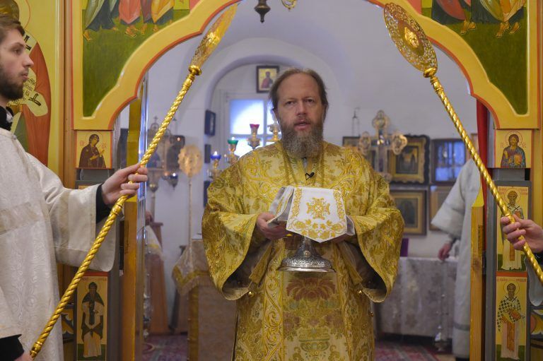 В Константино-Еленинском храме Вологды состоялась Литургия архиерейским чином