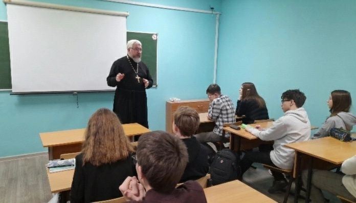 Священник рассказал школьникам Череповца о грядущем празднике Рождества Христова