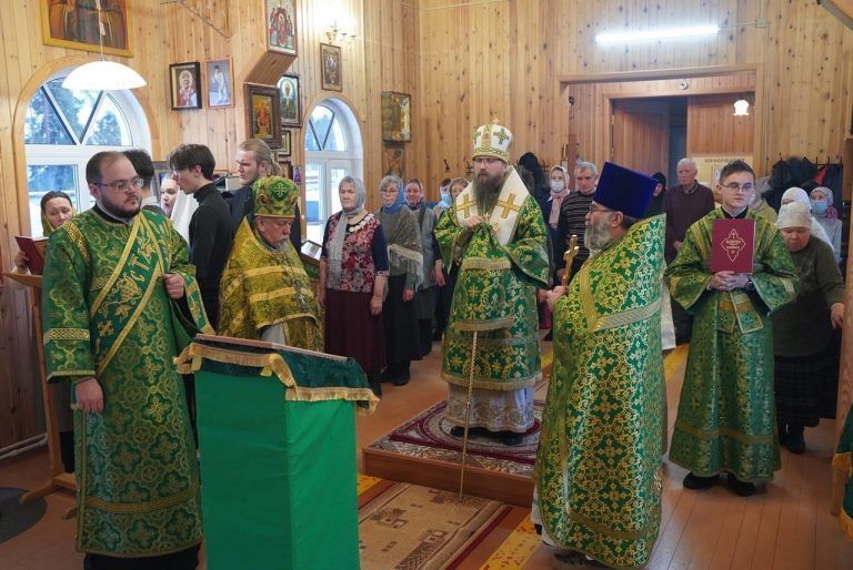В престольный праздник в храме преподобного Серафима Саровского поселка Хохлово состоялась Литургия архиерейским чином