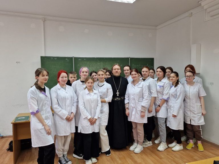 Священник провел беседу со студентами Вологодского медицинского колледжа