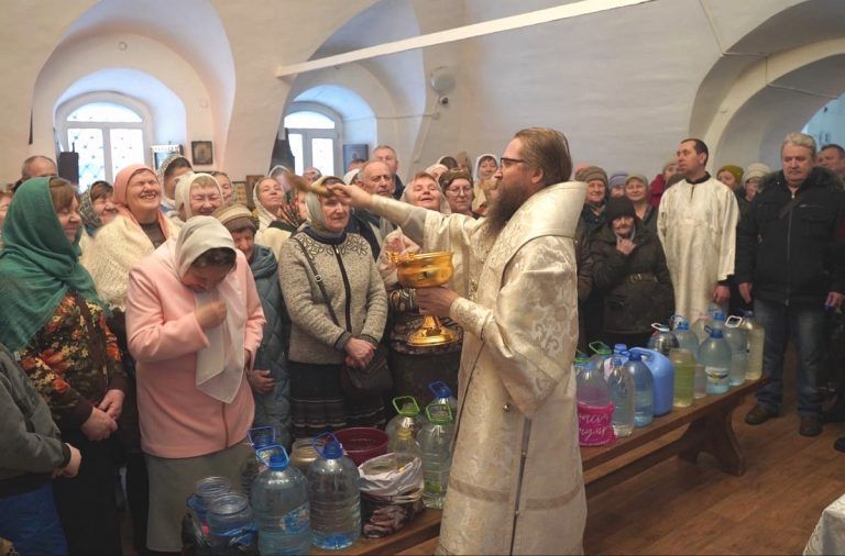 В престольный день прихожане Богоявленского храма Белозерска молились вместе с архипастырем