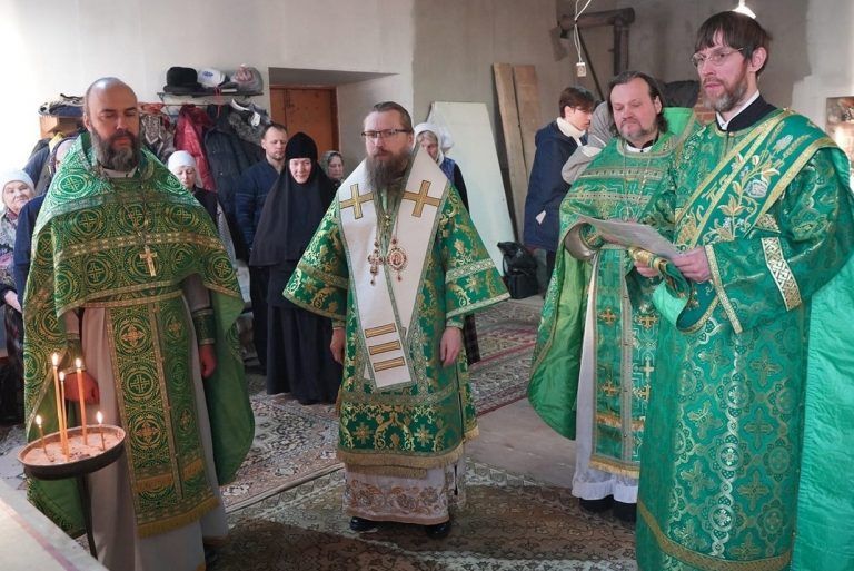 В день памяти преподобного Игнатия Ломского епископ Игнатий совершил Литургию в восстанавливаемом храме села Спас-Лом