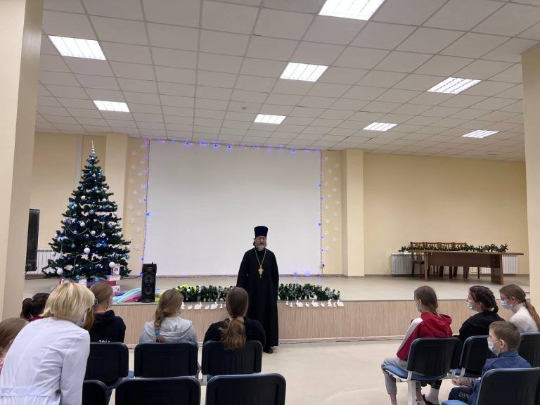 Вологодская епархия организовала Рождественскую елку для юных пациентов областной детской клинической больницы