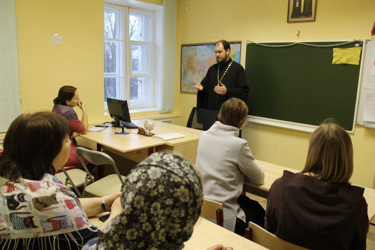 В Центре творческого развития детей и молодежи «Синергия» состоялась очередная встреча родителей со священником