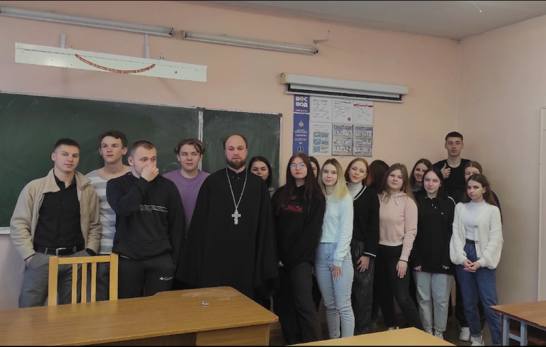 В Вологодском колледже сервиса священник побеседовал с учащимися о почитании старших