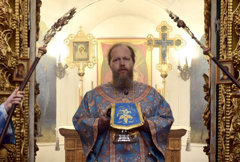 В праздник Сретения Господня устюжане молились за архиерейской Литургией в Прокопьевском соборе