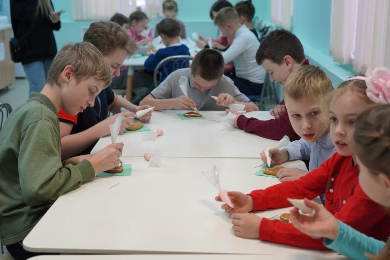 Воспитанники центра «Синергия» учились расписывать пряники
