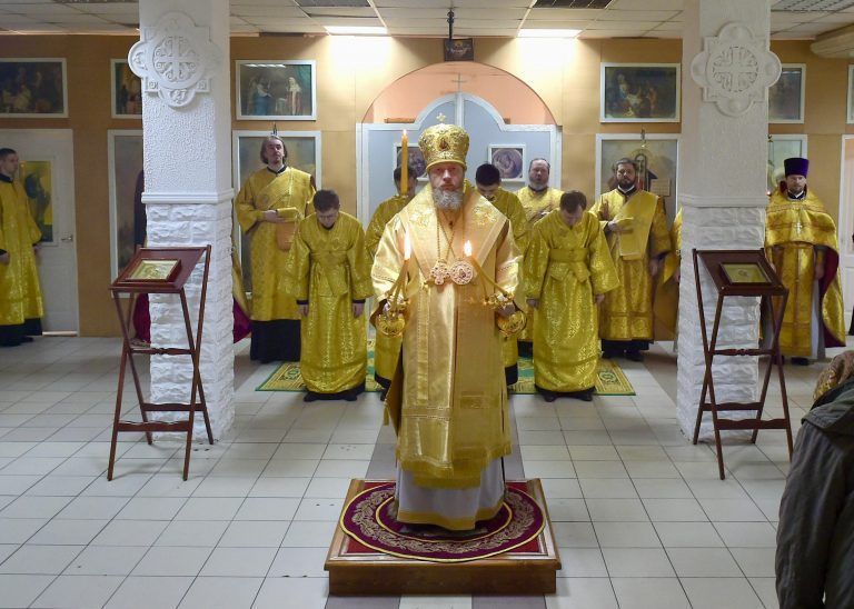 В Неделю сыропустную во Власьевском храме города Вологды состоялась Литургия архиерейским чином