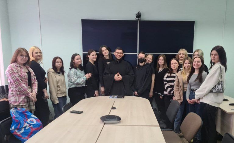 В Вологодском колледже технологии и дизайна прошла беседа священнослужителя с учащимися о христианском понимании дружбы и любви