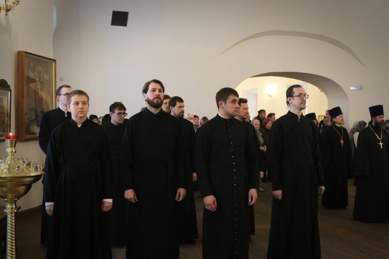 Студенты духовной семинарии участвовали в вечерне с чином прощения в Воскресенском кафедральном соборе