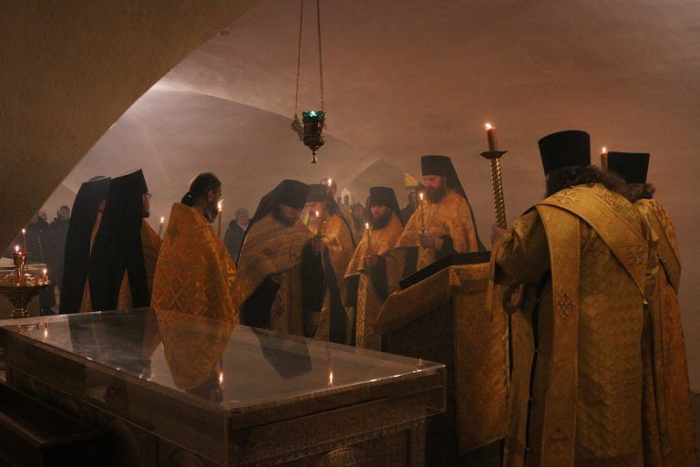 В Неделю о блудном сыне студенты семинарии молились за воскресным богослужением