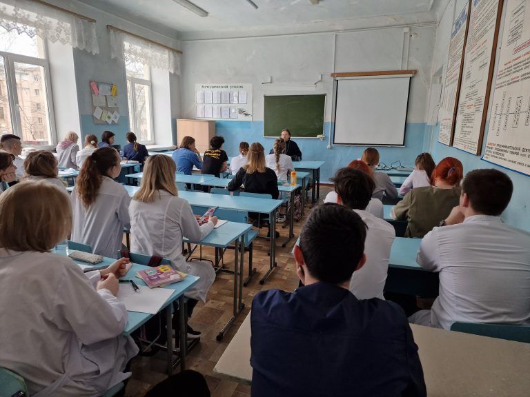 Священник побеседовал с учащимися Вологодского медицинского колледжа о внешнем и внутреннем в христианстве