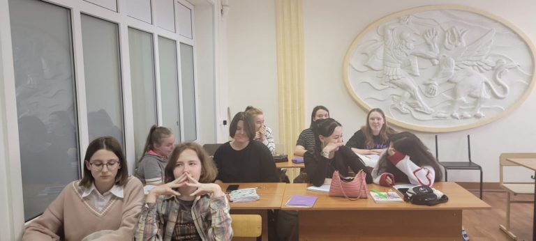 Священник побеседовал со студентами Вологодского колледжа дизайна и технологии о христианской модели брака