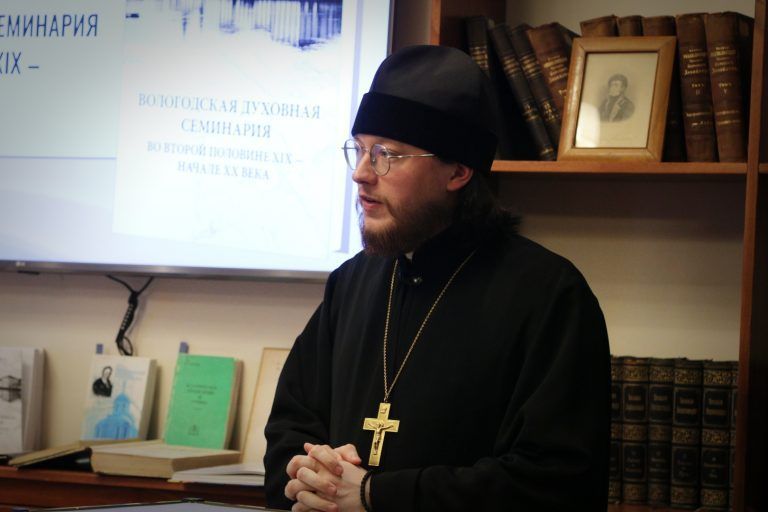 В Вологодской областной универсальной научной библиотеке иеромонах Ферапонт (Широков) представил монографию «Вологодская духовная семинария во второй половине XIX — начале ХХ века»