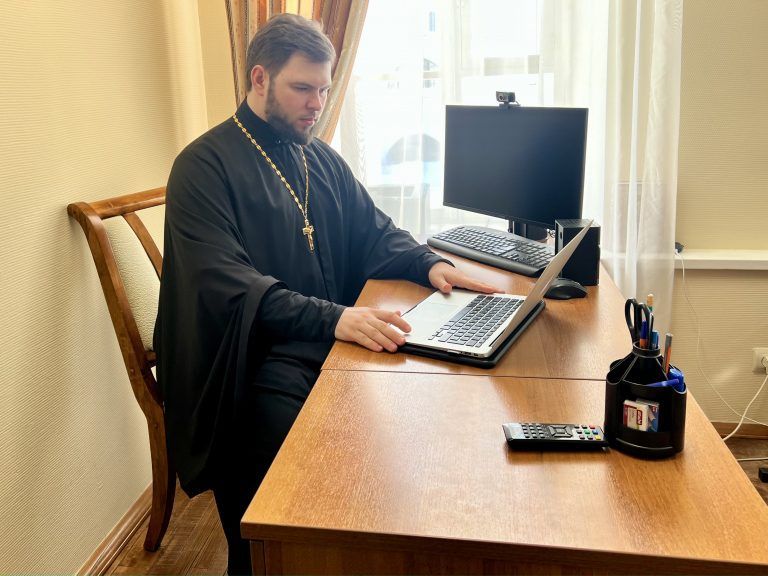 Иерей Сергий Зяблицкий принял участие в онлайн-совещании представителей епархий Северо-Западного федерального округа