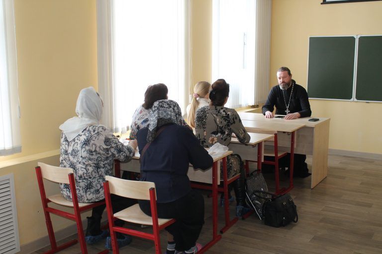 В Центре творческого развития детей и молодежи «Синергия» прошла беседа родителей со священником о Покаянном каноне Андрея Критского