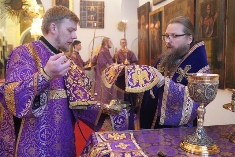В Неделю святителя Григория Паламы епископ Игнатий совершил Божественную литургию в Воскресенском соборе города Череповца