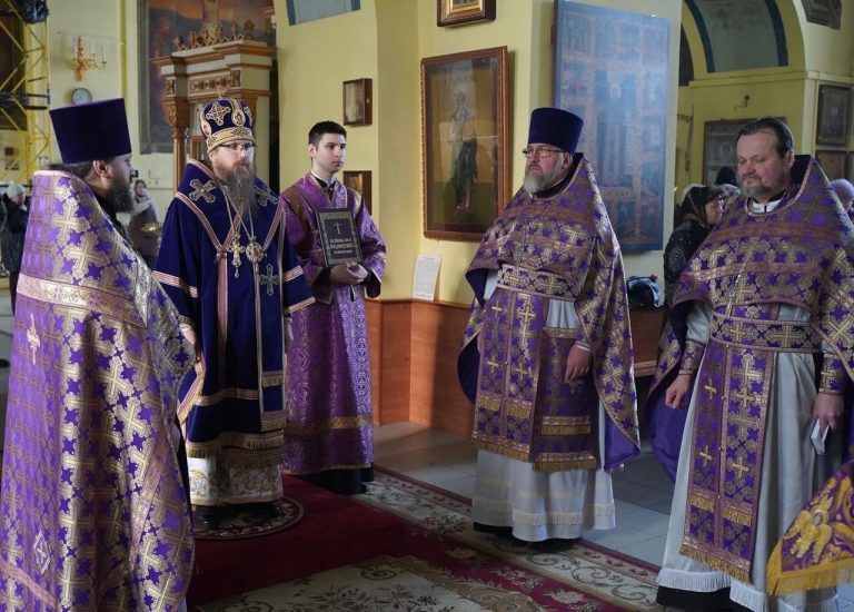 Епископ Игнатий совершил первую в этом году Литургию Преждеосвященных Даров
