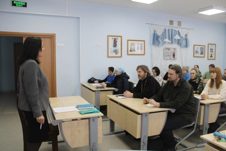 В кафедральном соборе города Череповца состоялись первое учебное занятие для добровольцев проекта «Помочь увидеть лик святой»