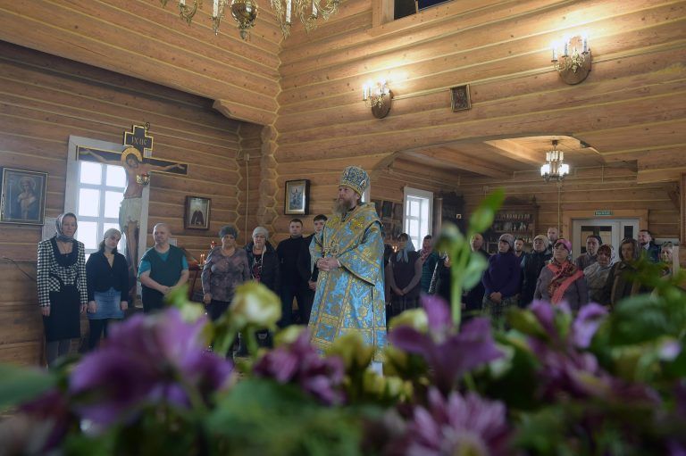 В праздник Похвалы Пресвятой Богородицы митрополит Савва совершил Литургию в храме в честь иконы Божией Матери «Семистрельная» поселка Ермаково
