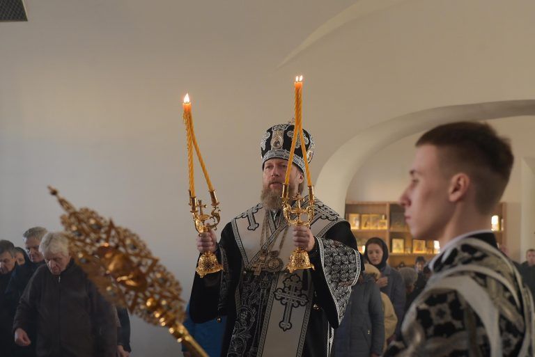 Ужасаются умы странного и ужасного, Тебе всех Создателя, погребения.