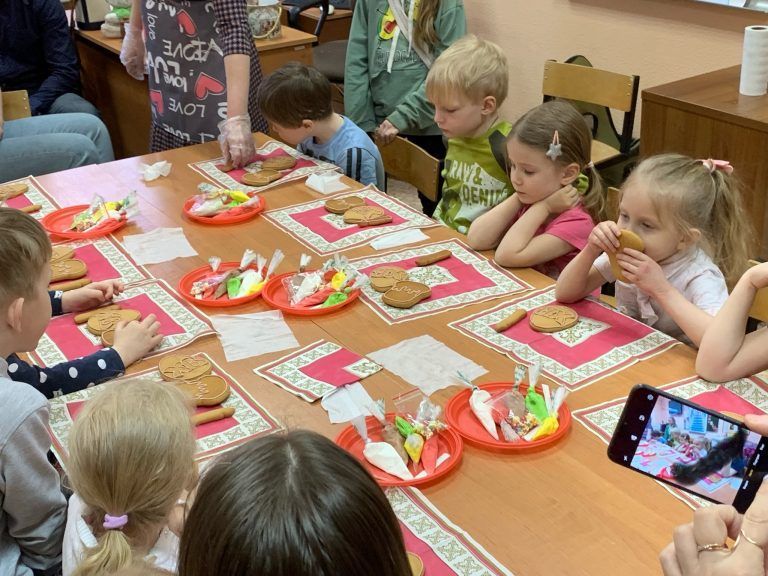 В среду Светлой Седмицы в духовно-просветительском центре «Соборная Горка» Архиерейского подворья Воскресенского собора г. Череповца состоялся пасхальный мастер-класс по росписи пряников.