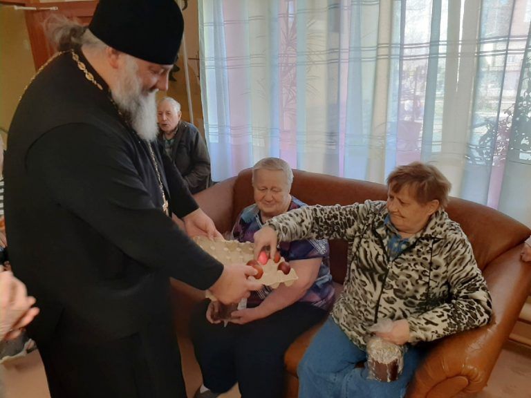 Подопечных дома-интерната для ветеранов поздравили со Светлой Пасхой Христовой