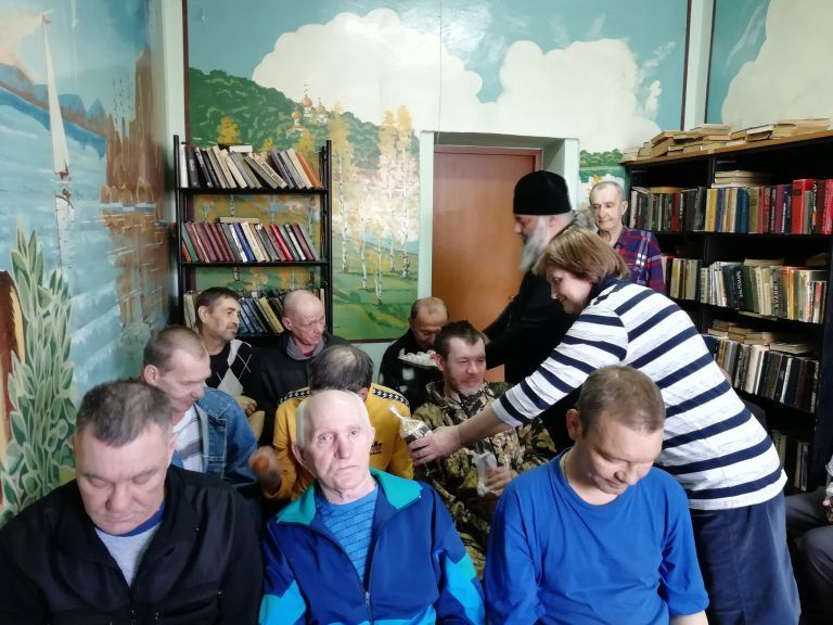 Руководитель епархиального отдела по социальному служению и церковной благотворительности поздравил с Пасхой подопечных отделения социальной адаптации