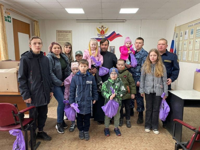 В праздник Светлого Христова Воскресения руководитель епархиального отдела по тюремному служению диакон Алексий Алексеенко посетил исправительную колонию № 20″ города Устюжны и поздравил персонал и насельников учреждения с праздником Святой Пасхи