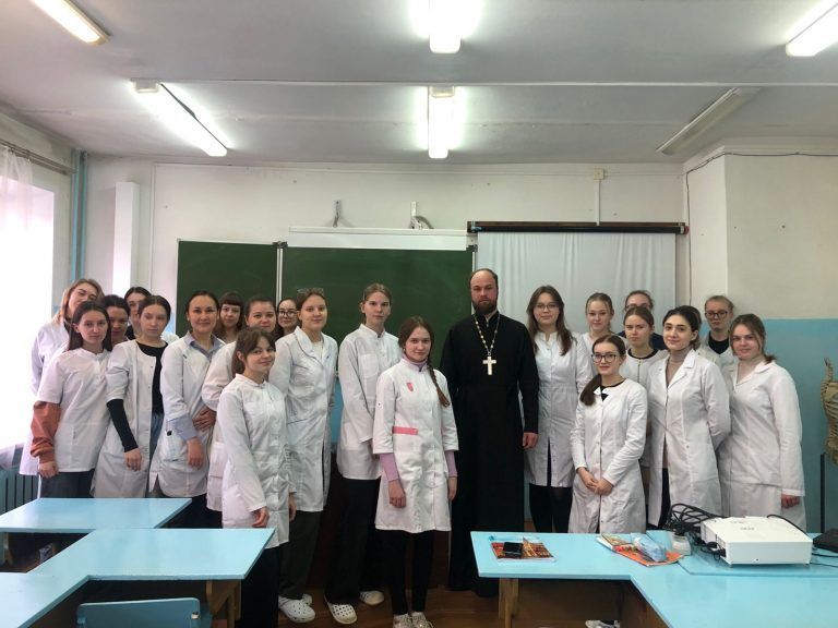 В вологодском медицинском колледже состоялась встреча студентов с заместителем руководителя миссионерского отдела Вологодской епархии иереем Иоанном Фоминым