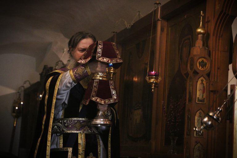 Учащиеся духовной школы принимают участие в богослужениях Страстной седмицы