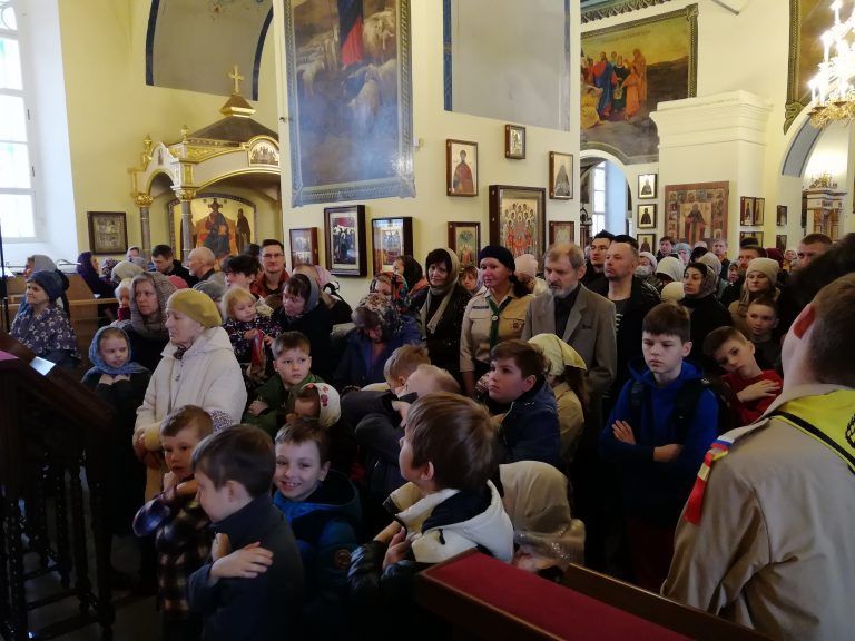 Воспитанники духовно-просветительского центра «Соборная горка» Архиерейского подворья Воскресенского собора города Череповца причастились Святых Христовых Таин