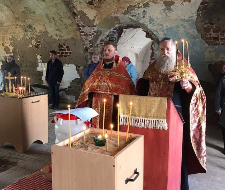 В древнем белозерском храме на Светлой седмице вновь вознесли молитвы