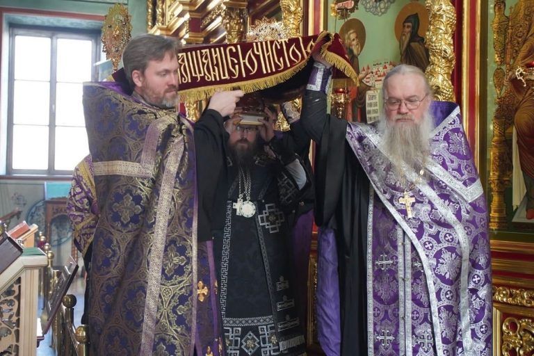 В пятницу Страстной седмицы епископ Игнатий совершил вечерню с выносом Плащаницы Спасителя в кафедральном соборе г.Череповца