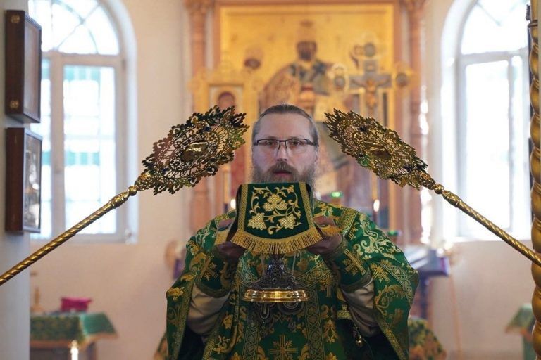 В праздник Входа Господня в Иерусалим епископ Игнатий совершил Литургию в Воскресенском соборе г.Череповца