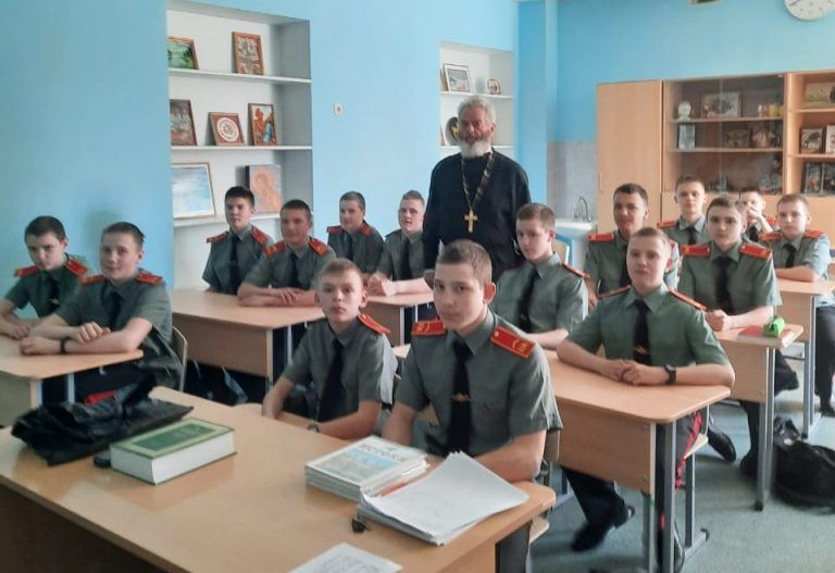 Священник провел уроки духовности для кадет города Сокола