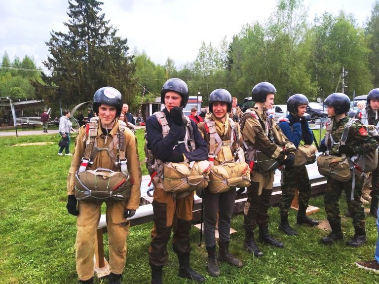 Юные разведчики дружины «Череповец» Архиерейского подворья Воскресенского собора совершили прыжок с парашютом